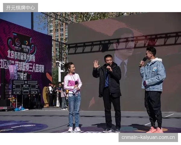功勋主帅迎告别演出，球队凝聚力与战术僵化风险并存。